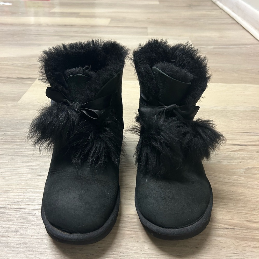 UGG Boots Gita Black Suede Pom Pom Bow Women Sz 7 Sheepskin Comfort Cozy Ankle - Picture 13 of 13
